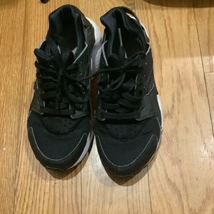 Nike Hurache Black and White size 6y